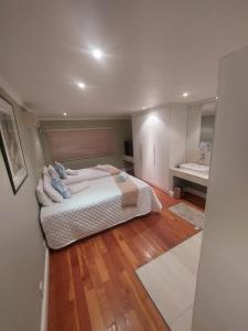 EIGHT VILLA DE PORT iKamva