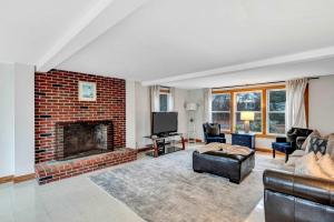 Scraggy Neck 5-Bed Retreat, Fenced Yard with Deck , Sleeps 10, Dog-Friendly, Grill, Community Boat Ramp and Playground, Scenic Loop for Walking and Biking, Perfect Vacation Getaway, 24 Hour Hospitality