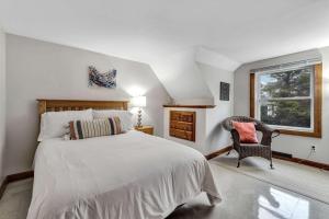 Scraggy Neck 5-Bed Retreat, Fenced Yard with Deck , Sleeps 10, Dog-Friendly, Grill, Community Boat Ramp and Playground, Scenic Loop for Walking and Biking, Perfect Vacation Getaway, 24 Hour Hospitality