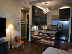 Beautiful Cottage, hot tub, in great neighborhood