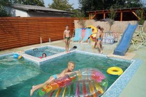 Hacienda Családbarát Vendégház - 3hvězdičkové hotely ve městě Balatonboglár