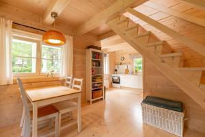 Chatka Pod Sosnami - mały dom