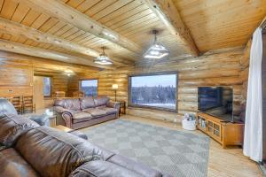 Less Than 1 Mi to Kenai River Spacious Cabin with Deck!