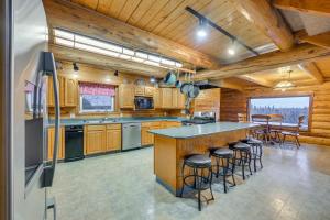< 1 Mi to Kenai River: Spacious Cabin w Deck!
