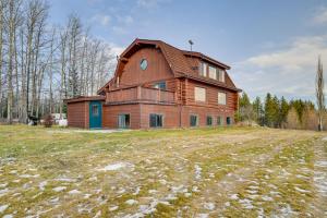 < 1 Mi to Kenai River: Spacious Cabin w Deck!
