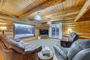 < 1 Mi to Kenai River: Spacious Cabin w Deck!