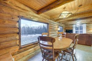 < 1 Mi to Kenai River: Spacious Cabin w Deck!
