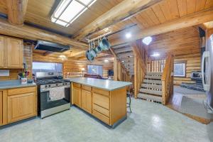 < 1 Mi to Kenai River: Spacious Cabin w Deck!