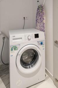 Innovative majestic corner suite in Ladadika