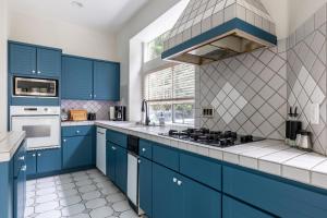 Tranquil family beach city retreat