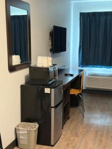 Deluxe King Room - Non-Smoking room in Motel 6-Fort Wayne IN