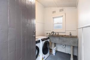 StayAU 4BRM Charming Modern Home in Mt Colah