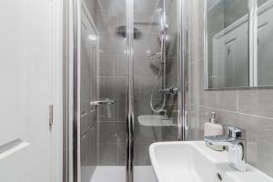 Modern Cosy Corner Flat 3 bed and loft sleep 7 people