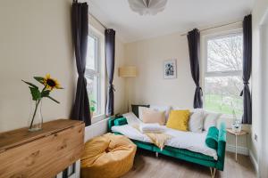 Modern Cosy Corner Flat 3 bed and loft sleep 7 people