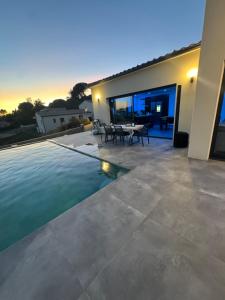 Villas Magnifique maison de village avec piscine chauffee et jacuzzi : Villa