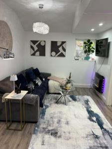 HERTFORD House with garden parking pet friendly pool room