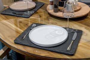 Luxurious 1BDR w King bed, private dipping pool and infinity pool with ocean views