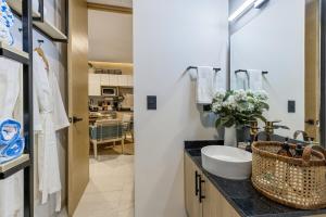 Luxurious 1BDR w King bed, private dipping pool and infinity pool with ocean views