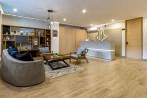 Luxurious 1BDR w King bed, private dipping pool and infinity pool with ocean views