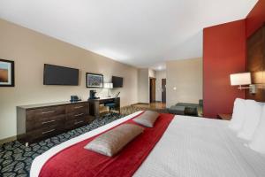 Single King with Chaise room in Best Western Plus Lakeview Hotel