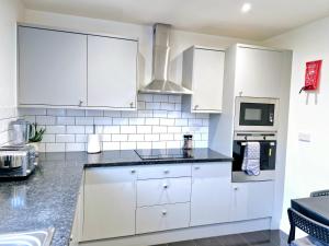 Cosy Luxurious Large 3 bedroom house, free parking, free WiFi