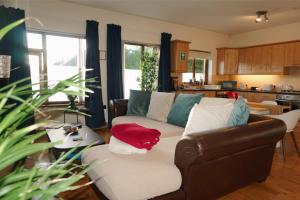 Laxey place maisonette East Belfast -private parking, transport links