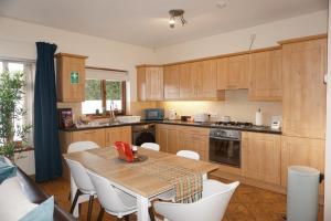 Laxey place maisonette East Belfast -private parking, transport links