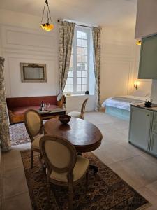 Château Apartment Retreat- Twin Beds