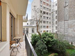 Haven of peace with balcony near Etoile Porte Maillot