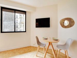 Haven of peace with balcony near Etoile Porte Maillot