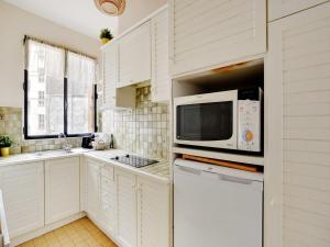 Haven of peace with balcony near Etoile Porte Maillot