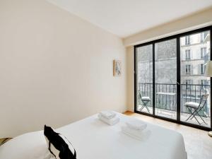 Haven of peace with balcony near Etoile Porte Maillot