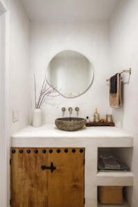 Mediterranean LA Loft w Pool, Fitness Room & Tennis Courts