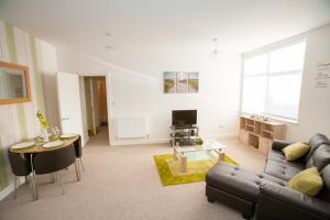Comfortable Swindon Town Centre Apartments, FREE Parking, sleeps up to 8