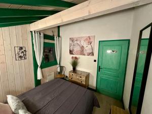 Maisons de vacances Chalet cosy avec spa et sauna, animaux admis - FR-1-589-673 : photos des chambres