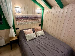 Maisons de vacances Chalet cosy avec spa et sauna, animaux admis - FR-1-589-673 : photos des chambres