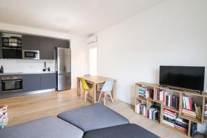 Modern Deluxe 2 Suites Apartment - 15min Colosseum & Metro 5min - AC, Wifi