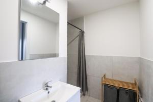 Modern Deluxe 2 Suites Apartment - 15min Colosseum & Metro 5min - AC, Wifi