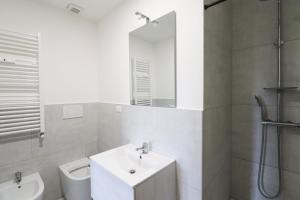Modern Deluxe 2 Suites Apartment - 15min Colosseum & Metro 5min - AC, Wifi