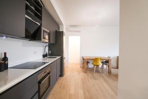 Modern Deluxe 2 Suites Apartment - 15min Colosseum & Metro 5min - AC, Wifi