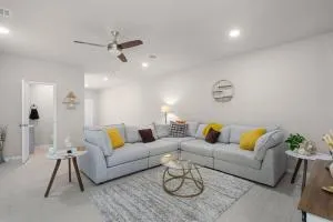 3BR 2 & half Bath Townhouse Modern Spacious Retreat Near Lake Conroe! - Willis