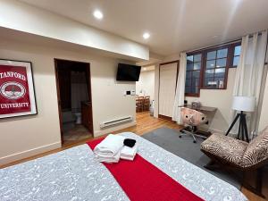 Studio- Steps from Stanford & Close to Everything!
