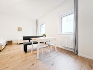 Tolstov Apartments - Monteurwohnung mit 3 Zimmern , Terrasse und Parkplatz