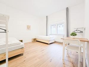 Tolstov Apartments - Monteurwohnung mit 3 Zimmern , Terrasse und Parkplatz