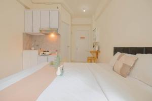 Cozy Studio with Direct Access to Mall at Green Pramuka Apartment By Travelio