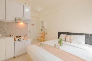 Cozy Studio with Direct Access to Mall at Green Pramuka Apartment By Travelio