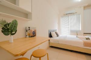 Cozy Studio with Direct Access to Mall at Green Pramuka Apartment By Travelio