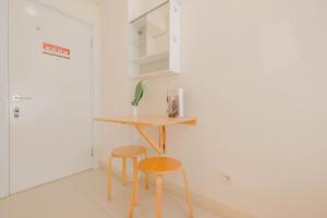 Cozy Studio with Direct Access to Mall at Green Pramuka Apartment By Travelio