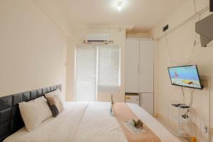 Cozy Studio with Direct Access to Mall at Green Pramuka Apartment By Travelio