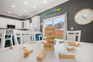 Magnolia Ave Home Walk Downtown 3 Min to Beach